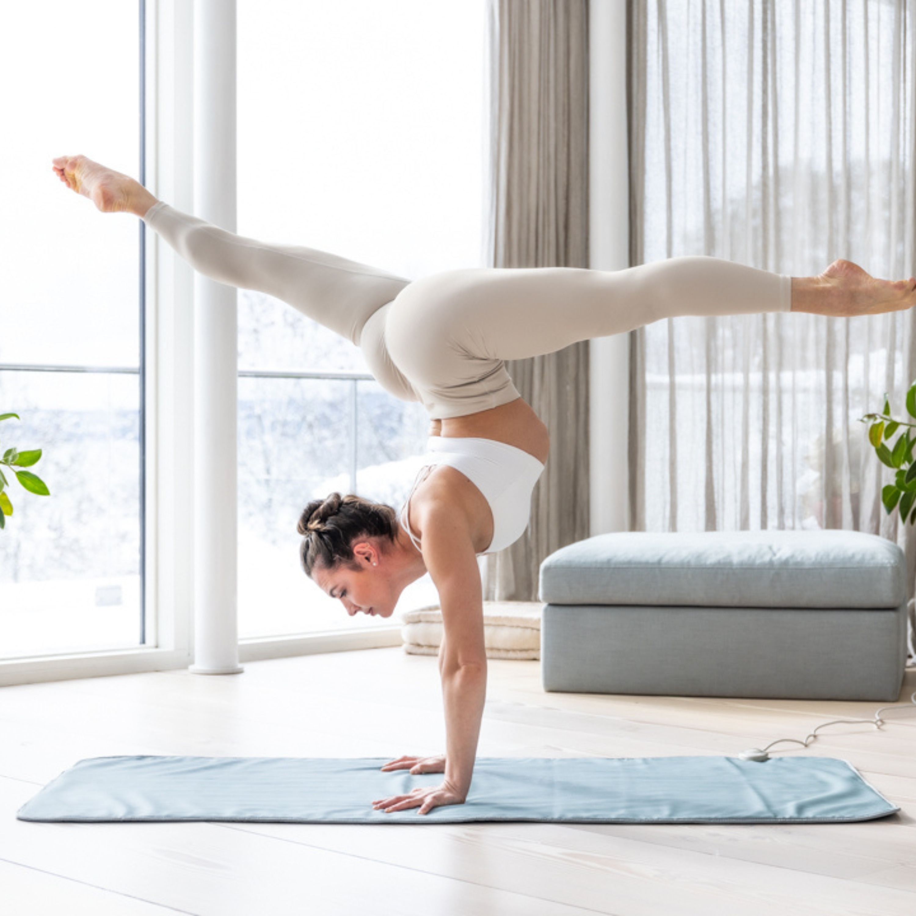 Kvinna gör yogapose på Radiant Health Infraröd yogamatta